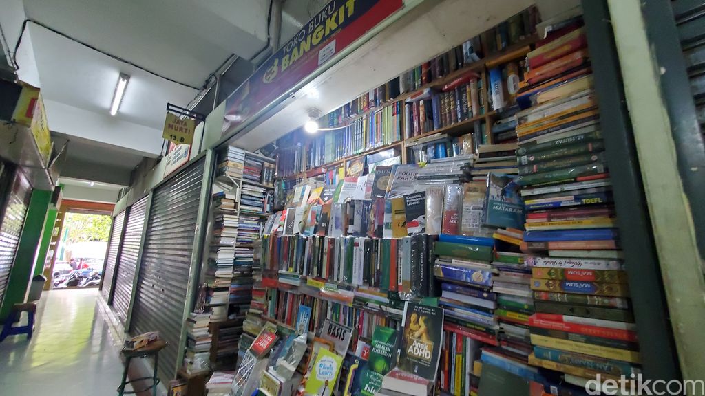 Deretan kios pedagang buku di Taman Pintar Book Store atau yang dulunya dikenal bernama Shopping Center Jogja, Kamis (22/11/2022).