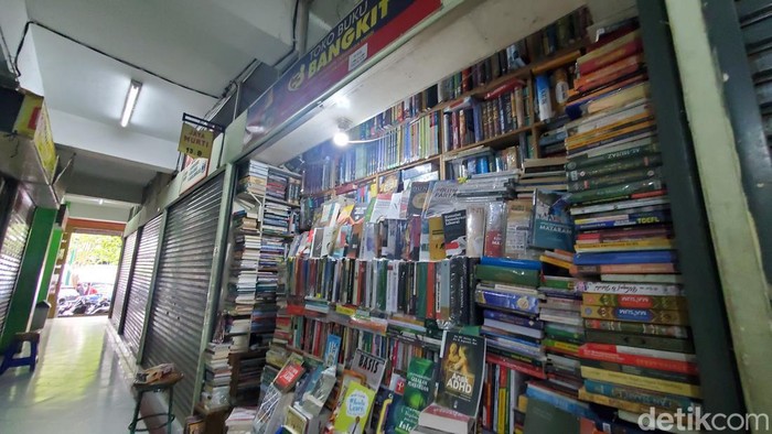 Deretan kios pedagang buku di Taman Pintar Book Store atau yang dulunya dikenal bernama Shopping Center Jogja, Kamis (22/11/2022).