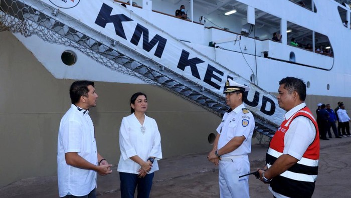 Direktur Utama PT PELNI (Persero) Tri Andayani dan Direktur Usaha Angkutan Barang & Tol Laut PT PELNI (Persero) Yossianis Marciano melakukan monitoring angkutan Nataru