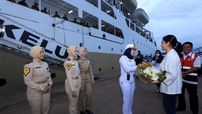 Dirut Pelni Tinjau KM Kelud Jelang Nataru Direktur Utama PT PELNI (Persero) Tri Andayani dan Direktur Usaha Angkutan Barang & Tol Laut PT PELNI (Persero) Yossianis Marciano melakukan monitoring angkutan Nataru