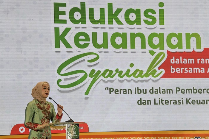 EDUKASI KEUANGAN SYARIAH Anggota Dewan Komisioner Otoritas Jasa Keuangan (OJK) Bidang Edukasi dan Perlindungan Konsumen Friderica Widyasari Dewi menyampaikan materi Edukasi Keuangan Syariah saat Pelantikan dan Rapimnas Pimpinan Pusat Fatayat Nahdlatul Ulama (NU) di Jakarta, Jumat (23/12/2022). Edukasi Keuangan Syariah tersebut bertemakan 'Peran Ibu dalam Pemberdayaan Ekonomi Keluarga dan Literasi Keuangan Masyarakat'. ANTARA FOTO/M Risyal Hidayat/tom.