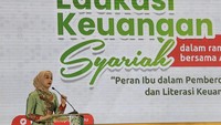 Anggota Dewan Komisioner Otoritas Jasa Keuangan (OJK) Bidang Edukasi dan Perlindungan Konsumen Friderica Widyasari Dewi menyampaikan materi Edukasi Keuangan Syariah di depan ratusan kader Fatayat NU usai Pelantikan dan Rapimnas Pimpinan Pusat Fatayat Nahdlatul Ulama (NU) di Jakarta.