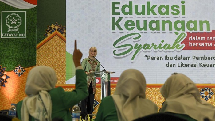 EDUKASI KEUANGAN SYARIAH Anggota Dewan Komisioner Otoritas Jasa Keuangan (OJK) Bidang Edukasi dan Perlindungan Konsumen Friderica Widyasari Dewi menyampaikan materi Edukasi Keuangan Syariah saat Pelantikan dan Rapimnas Pimpinan Pusat Fatayat Nahdlatul Ulama (NU) di Jakarta, Jumat (23/12/2022). Edukasi Keuangan Syariah tersebut bertemakan 'Peran Ibu dalam Pemberdayaan Ekonomi Keluarga dan Literasi Keuangan Masyarakat'. ANTARA FOTO/M Risyal Hidayat/tom.