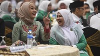 Anggota Dewan Komisioner Otoritas Jasa Keuangan (OJK) Bidang Edukasi dan Perlindungan Konsumen Friderica Widyasari Dewi (kiri) berbincang dengan Bendahara Umum Fatayat NU WIlda Tusururoh (kanan) saat Pelantikan dan Rapimnas Pimpinan Pusat Fatayat Nahdlatul Ulama (NU) di Jakarta, Jumat (23/12/2022). 