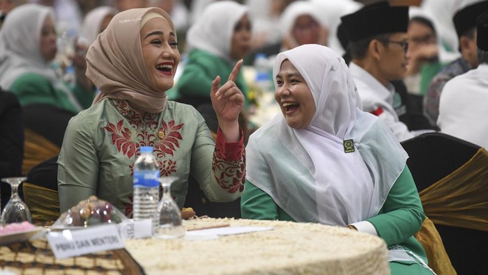Anggota Dewan Komisioner Otoritas Jasa Keuangan (OJK) Bidang Edukasi dan Perlindungan Konsumen Friderica Widyasari Dewi menyampaikan materi Edukasi Keuangan Syariah saat Pelantikan dan Rapimnas Pimpinan Pusat Fatayat Nahdlatul Ulama (NU) di Jakarta, Jumat (23/12/2022). Edukasi Keuangan Syariah tersebut bertemakan 'Peran Ibu dalam Pemberdayaan Ekonomi Keluarga dan Literasi Keuangan Masyarakat'. ANTARA FOTO/M Risyal Hidayat/tom.