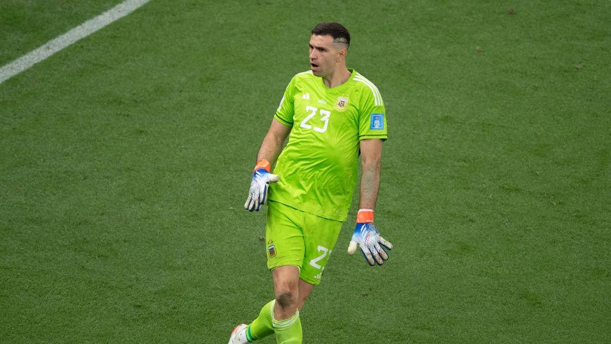 Emiliano Martinez menyerang polisi Brasil demi pendukung Argentina. (Foto: Visionhaus/Getty Images/Visionhaus)