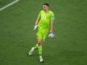 Demi Suporter Argentina, Emiliano Martinez Serang Polisi Brasil