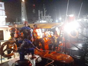 Detik-detik Evakuasi 12 ABK Terombang-ambing Diterjang Ombak di Semarang