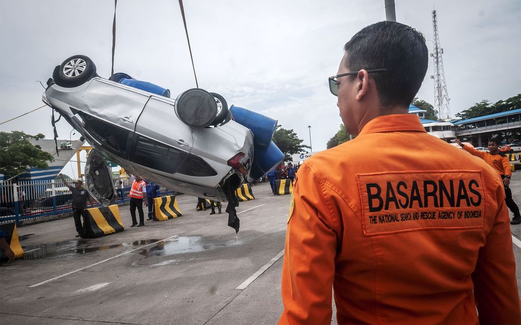 Sejumlah petugas mengevakuasi mobil yang jatuh ke laut di Dermaga II Pelabuhan Merak, Kota Cilegon, Banten, Sabtu (24/12/2022). Kecelakaan yang diduga akibat kelalaian petugas penjaga rem pintu kapal tersebut menyebabkan satu unit mobil tenggelam ke laut dan dua orang dirawat di rumah sakit. ANTARA FOTO/Muhammad Bagus Khoirunas/YU