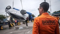 Mobil yang tercebur ke laut berhasil dievakuasi. Sementara itu Kabid Humas Polda Banten, Kombes Shinto Silitonga mengatakan, kasus terceburnya mobil ke laut kini dalam penyelidikan pihak kepolisian.