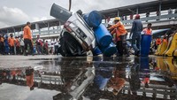 Peristiwa mobil tercebur ke laut terjadi pada Jumat (23/12) sekitar pukul 22.15 WIB. Mobil yang ditumpangi sepasang kekasih itu berangkat dari Cinere, Depok menuju Lampung. Saat hendak masuk ke kapal, mobil tiba-tiba oleng diduga tali side ramp kapal tak kencang hingga menyebabkan mobil tercebur.