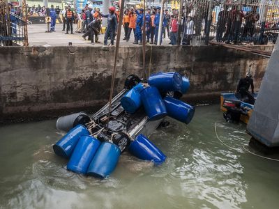 Mobil Tercebur Laut di Pelabuhan Merak Berhasil Dievakuasi
