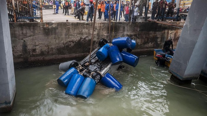EVAKUASI MOBIL JATUH KE LAUT DI PELABUHAN MERAK Sejumlah petugas mengevakuasi mobil yang jatuh ke laut di Dermaga II Pelabuhan Merak, Kota Cilegon, Banten, Sabtu (24/12/2022). Kecelakaan yang diduga akibat kelalaian petugas penjaga rem pintu kapal tersebut menyebabkan satu unit mobil tenggelam ke laut dan dua orang dirawat di rumah sakit. ANTARA FOTO/Muhammad Bagus Khoirunas/YU