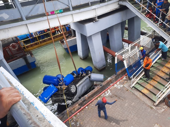 Evakuasi mobil tercebur di Pelabuhan Merak, Banten.