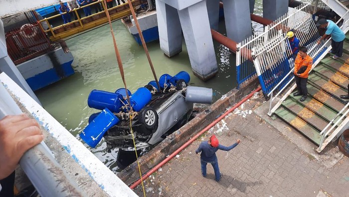 Evakuasi mobil tercebur di Pelabuhan Merak, Banten.