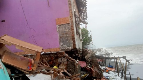 Gelombang pasang rusak rumah warga di Pantai Ampenan, Kota Mataram, NTB, Sabtu (24/12/2022).