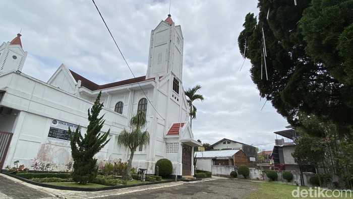Gereja Sidang Kristus yang berada di Jalan Mesjid, Kelurahan Gunungparang, Kecamatan Cikole, Kota Sukabumi merupakan gereja tertua di Kota Sukabumi.