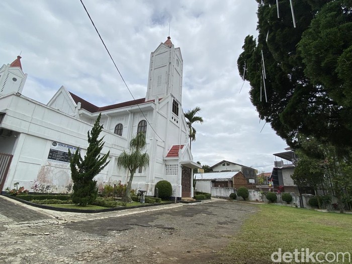 Gereja Sidang Kristus yang berada di Jalan Mesjid, Kelurahan Gunungparang, Kecamatan Cikole, Kota Sukabumi merupakan gereja tertua di Kota Sukabumi.