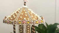 Siapa yang tak suka mau komedi putar? Dilengkapi dengan wafer roll dan kuda yang lucu, wahana ini terbuat dari kue jahe. Foto: Bored Panda