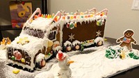 Seolah ingin mengantarkan hadiah Natal, kue jahe ini dibuat mirip truk. Tentunya ada seorang pengantar pos yang bertugas mengirimkan hadiah Natal di dalam truknya. Foto: Bored Panda