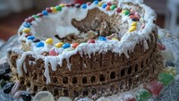 Bangga dengan peninggalan sejarah, netizen ini membuat kue jahe bertema Colosseum di Roma. Tentunya lengkap dengan bagian Colosseum yang roboh setengah. Foto: Bored Panda