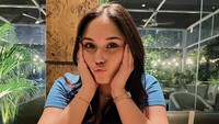 Salah satu makanan favorit Irene tampaknya adalah burger. Ini momennya ketika menikmati seporsi burger berukuran jumbo dengan kentang goreng. Foto: Instagram @gretairn