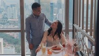 Momen romantis Irene bersama sang kekasih di sebuah restoran. Mereka tampak menikmati makan siang di hari Valentine. Foto: Instagram @gretairn