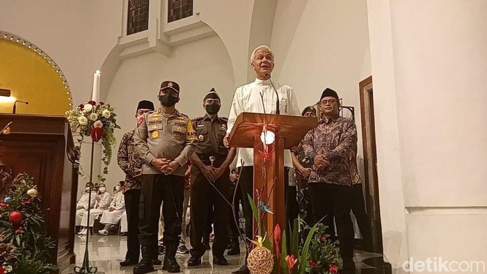 Gubernur Jawa Tengah, Ganjar Pranowo dan rombongan Forkopimda meninjau perayaan Misa Natal di Gereja Katedral Semarang, Sabtu (24/12/2022).