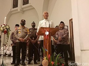 Ganjar di Depan Jemaat Gereja Katedral Semarang: Bahagia Selalu, Selamat Natal