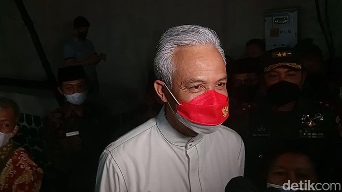 Gubernur Jawa Tengah, Ganjar Pranowo dan rombongan Forkopimda meninjau perayaan Misa Natal di Gereja Katedral Semarang, Sabtu (24/12/2022).
