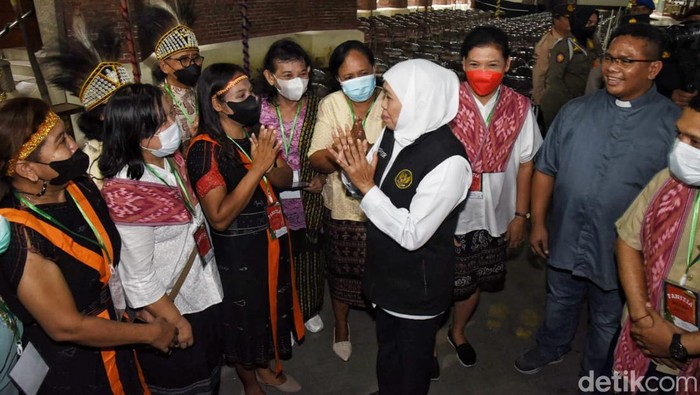 gubernur khofifah kunjungi gereja di misa natal