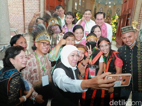 gubernur khofifah kunjungi gereja di misa natal