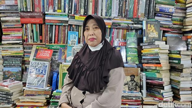 Hafni, pedagang buku Toko Bangkit di Taman Pintar Book Store, Kamis (22/12/2022).