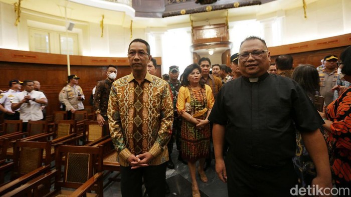 Heru Budi Pantau Gereja Jelang Misa Malam Natal PJ Gubernur DKI Jakarta Heru Budi Hartono bersama Kapolda Metro Jaya Irjen Pol Fadil Imran berbincang dengan pengurus Gereje GPIB Immanuel, Jakarta, Sabtu (24/12/2022). Jelang pelaksanaan Ibadah Malam Natal PJ Gubernur DKI Jakarta menyambangi sejumlah gereja di Jakarta bersama Forkopimda. Adapun gereja yg dikunjungi adalah Gereja GPIB Immanuel, Katederal, Gereja Katolik Ignatius Loyola dan GPIB Paulus.