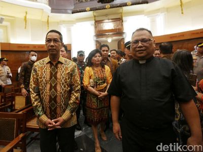 Heru Budi Pantau Gereja Jelang Misa Malam Natal