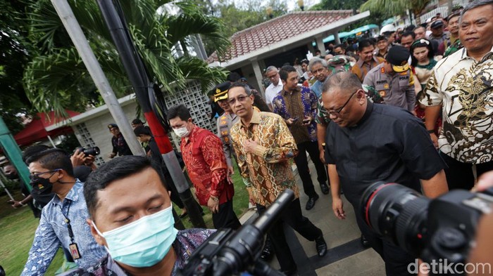 PJ Gubernur DKI Jakarta Heru Budi Hartono bersama Kapolda Metro Jaya Irjen Pol Fadil Imran berbincang dengan pengurus Gereje GPIB Immanuel, Jakarta, Sabtu (24/12/2022). Jelang pelaksanaan Ibadah Malam Natal PJ Gubernur DKI Jakarta menyambangi sejumlah gereja di Jakarta bersama Forkopimda. Adapun gereja yg dikunjungi adalah Gereja GPIB Immanuel, Katederal, Gereja Katolik Ignatius Loyola dan GPIB Paulus.