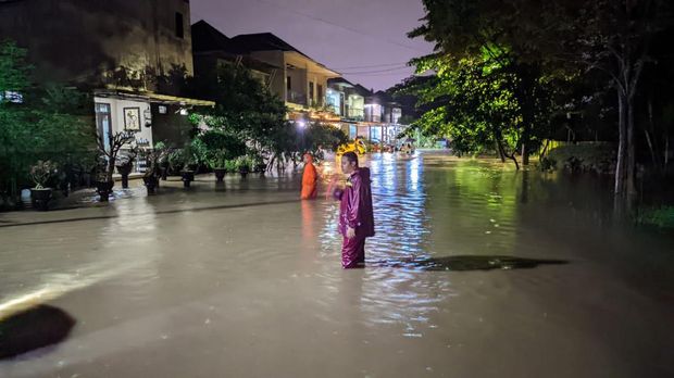 Hujan lebat menyebabkan longsor dan banjir di Kabupaten Karanganyar, Jawa Tengah. Seorang warga dilaporkan BPBD Karanganyar akibat tertimbun tanah longsor. (Dok BNPB)