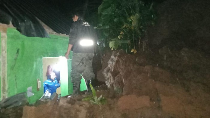 Hujan lebat menyebabkan longsor dan banjir di Kabupaten Karanganyar, Jawa Tengah. Seorang warga dilaporkan BPBD Karanganyar akibat tertimbun tanah longsor. (Dok BNPB)