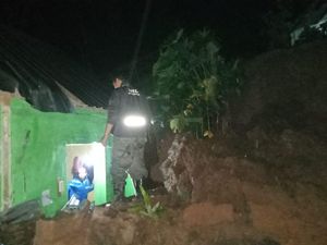 Karanganyar Dilanda Banjir dan Longsor, 1 Orang Tewas-53 KK Terdampak