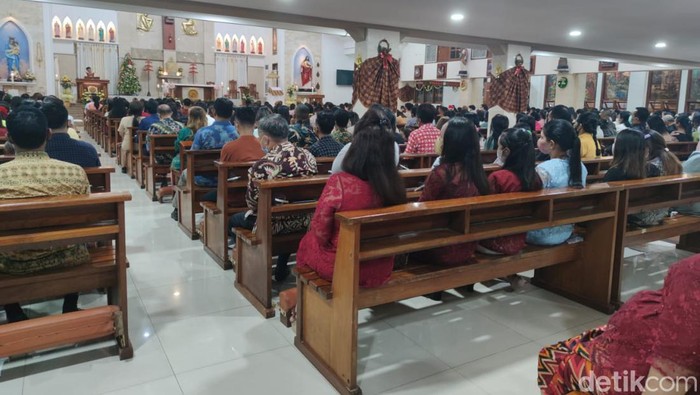 Ibadah Malam Misa Natal di Gereja Katolik Santo Fransiskus Assisi Makassar.