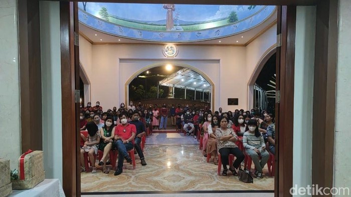 Ibadah Malam Misa Natal di Gereja Katolik Santo Fransiskus Assisi Makassar.