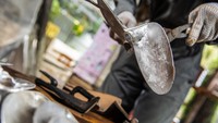 Produk tersebut dijual ke nelayan setempat dengan harga sangat terjangkau yakni hanya Rp15.000 per buah. Jauh lebih murah daripada harga baling-baling pada umumnya. Tentu saja dengan kualitas yang lebih karena menggunakan bahan dasar alumunium dengan kemurnian hingga 98 persen menjadikan baling-baling lebih awet karena tidak mudah berkarat.