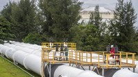 Lima puluh tahun lalu, perusahaan Huffco Inc. menemukan cadangan gas alam raksasa di Muara Badak. Sebuah kecamatan di Kabupaten Kutai Kartanegara yang berjarak 49,5 km dari Samarinda, Kalimantan Timur. Perusahaan tersebut bekerja di bawah Production Sharing Contracts (PSC) dengan Pertamina.