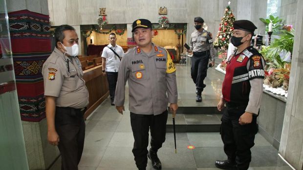 Irjen Fadil Imran Keliling Gereja