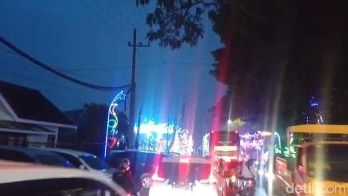 Jalan Kota Batu dipadati kendaraan wisatawan