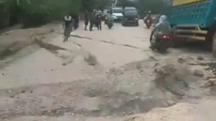 Jalan Trans Sulawesi di Majene Sulbar amblas.