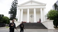 Brimob bersenjata juga berpatroli di kawasan gereja.