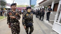 Tidak TNI-Polri, anggota Banser juga dikerahkan untuk melakukan penjagaan di Gereja GPIB Immanuel.