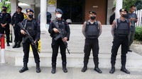 Petugas melakukan penjagaan di sejumlah titik di kawasan gereja.