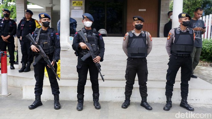 Petugas Brimob Kepolisian berjaga dengan menggunakan senjata laras panjang di Gereja GPIB Immanuel Jakarta Pusat, Sabtu (24/12/2022). Hal ini guna mengantisipasi hal hal yang tidak diinginkan dan memberikan rasa aman dan nyaman para umat Kristiani yang akan melakukan misa malam Natal. Selain petugas TNI dan Polri juga tampak anggota Banser ikut menjaga keamanan gereja GPIB Immanuel